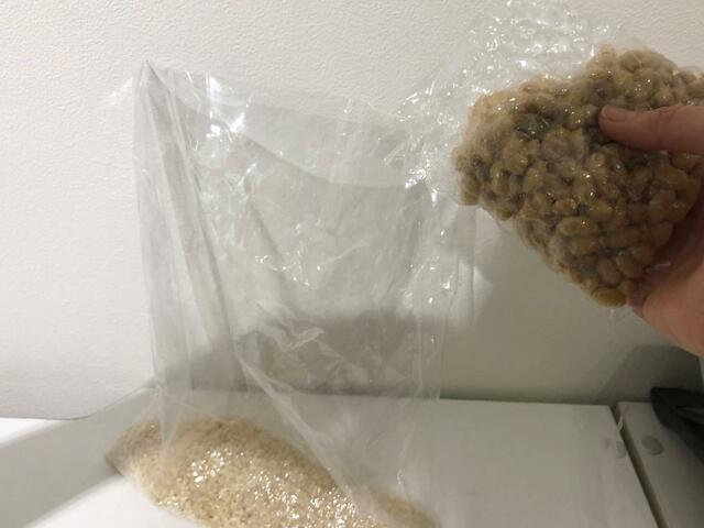 麹の袋に煮大豆をIN