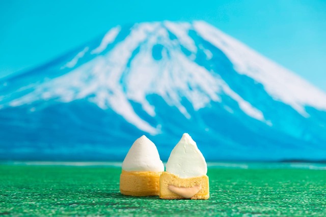 【朝霧高原菓子舗】「生とろりチーズケーキ 生富士山」1個 430円、2個入 860円、4個入 1,720円　※一部店舗では価格や入り数が異なります