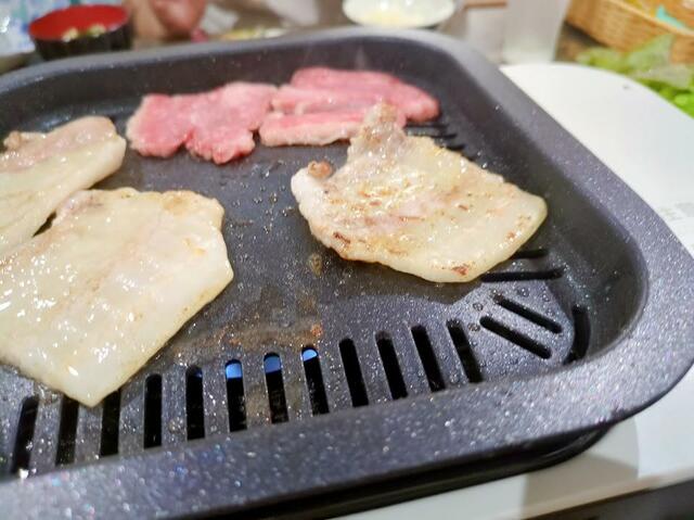 【アイリスオーヤマ 減煙焼肉マルチカセットコンロ】かなり脂の多い豚バラ肉を焼くとさすがに煙が出ましたが、余分な脂をふき取ったりトレイの水を足したりすれば、いくぶん軽減されました