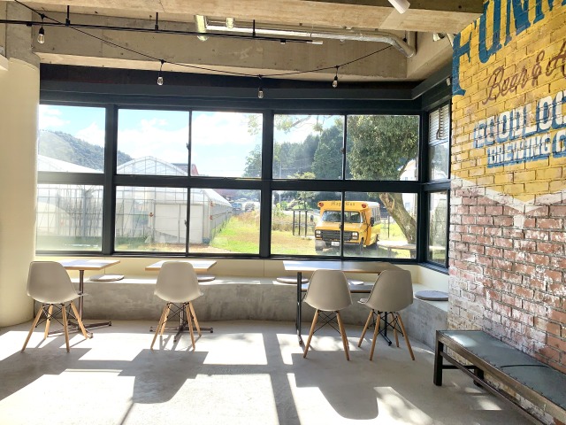 明るい日が差す教室をカフェスペースに