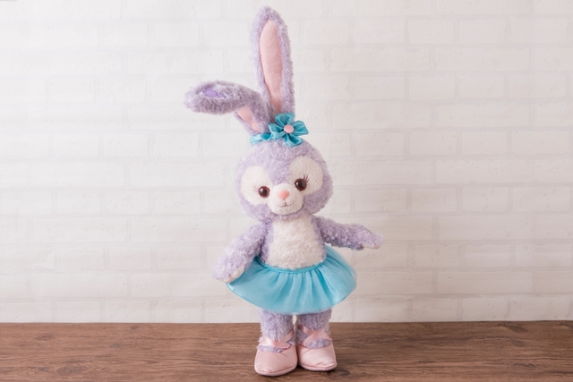 ぬいぐるみ 3,900円｜座った高さ約43cm｜ステラ・ルー｜2017年3月30日（木）発売｜マクダックス・デパートメントストア｜東京ディズニーシー
