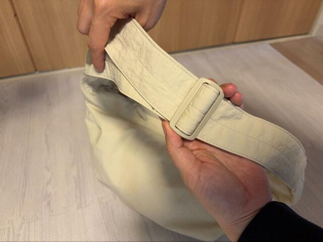 【Uniqlo U ショルダーバッグナイロン】ショルダーベルトは45～83cmの間で長さ調整が可能です