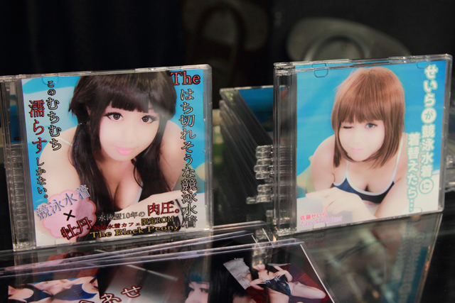 密着感＆光沢感満載の「競泳水着カフェ」のコスプレ美女たち