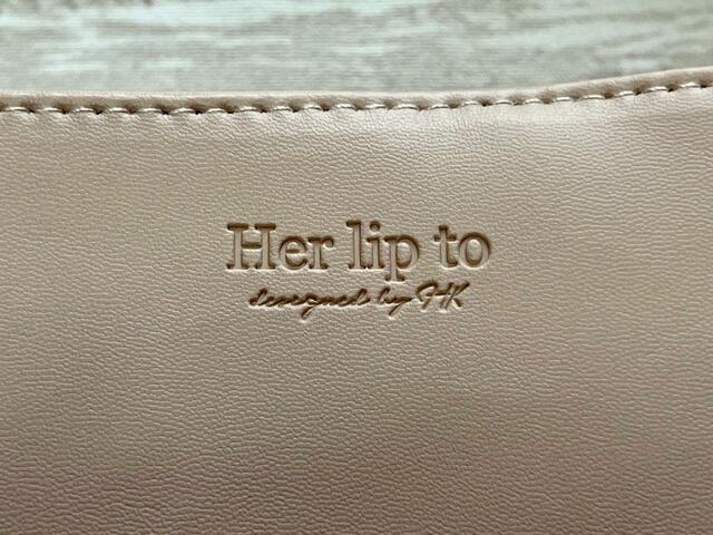 さりげなく型押しされている「Her lip to」のロゴがうれしい♡『Her lip to 5th Anniversary Book One Handle Bag ver.Her lip to』小嶋陽菜完全監修「ハーリップトゥ」One Handle Bag（ワンハンドルバッグ）価格：3,289円（税込）