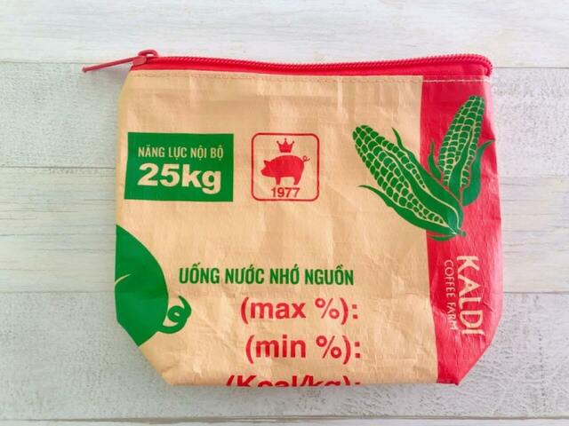 バッグ同様、両面にかわいいデザインが！【カルディコーヒーファーム】「ベトナムバッグ」（ブタ柄）価格：1,500円（税込）