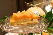 【キル フェ ボン「MELONフェア」】「熊本県産“レノンメロン”のタルト」をカットしたところ。カスタードとクリームのシンプルな2層の構成です