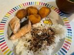 【コストコ 味の素 三元豚のとんかつ】焼き鮭やお味噌汁と合わせれば、揚げるだけで子どもも喜ぶ栄養バランスのとれた定食になります◎