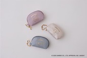 【grove】「箔押しチャームポーチ」2,480円／ころんとしたフォルムが愛らしい、ゴールドの箔型押しを施したミニサイズのシェル型ポーチチャーム
