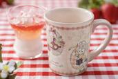 ストロベリーゼリー&練乳ムース、スーベニアカップ付き 650円|東京ディズニーリゾート「ダッフィー&フレンズのハートフェルト・ストロベリーギフト」スーベニア付きメニュー|販売店舗:東京ディズニーシー「ケープコッド・クックオフ」|発売期間:2024年1月15日(月)〜3月31日(日)
