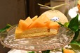 【キル フェ ボン「MELONフェア」】「熊本県産“レノンメロン”のタルト」をカットしたところ。カスタードとクリームのシンプルな2層の構成です