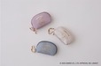 【grove】「箔押しチャームポーチ」2,480円／ころんとしたフォルムが愛らしい、ゴールドの箔型押しを施したミニサイズのシェル型ポーチチャーム