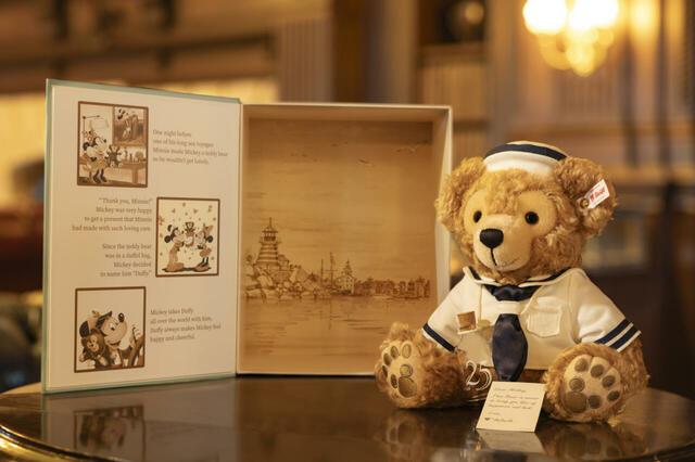 ぬいぐるみ〈Steiff〉 99,000円|東京ディズニーシー25周年記念「シュタイフ」プロデュースのダッフィーグッズ|販売場所:東京ディズニーリゾート・アプリ|発売日:2026年11月2日(月)