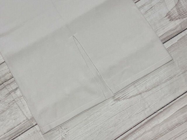 バックにはスリット入り。足捌きよく、抜け感も演出できます