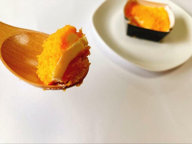 【ファミリーマート　かぼちゃチーズケーキ】2層に分かれており、チーズソースもトッピングされています。