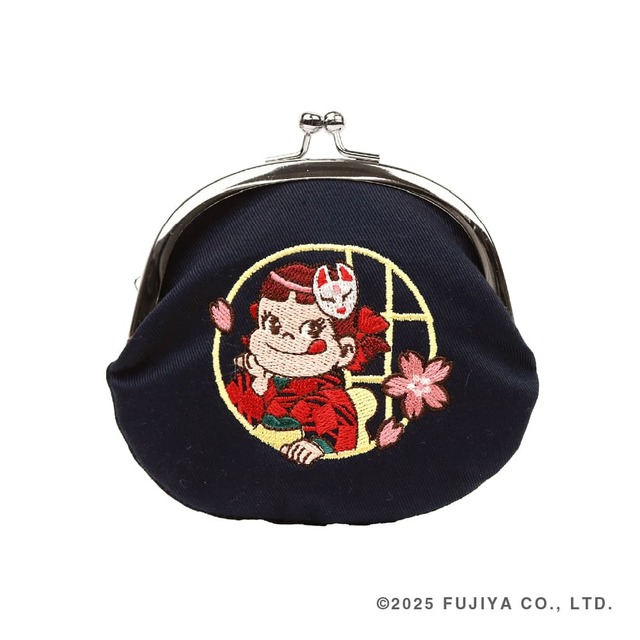 【ペコちゃん×スーベニール】「ペコちゃん刺繍がま口狐面ネイビー」2,860円／狐面をかぶったペコちゃんをデザイン