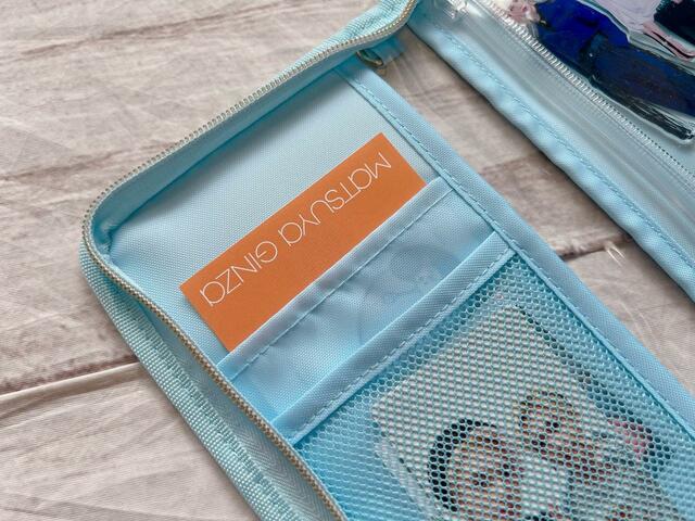 上段ポケットはチケットを入れるのにぴったり