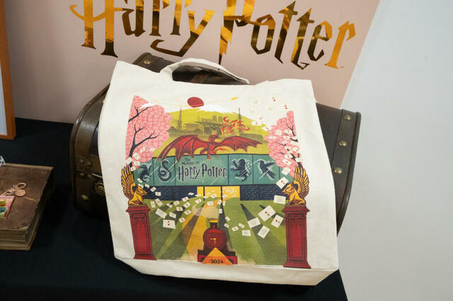 トートバック 2,000円｜ミナリマ 1周年アニバーサリー 限定アート｜ワーナー ブラザース スタジオツアー東京 – メイキング・オブ・ハリー・ポッター