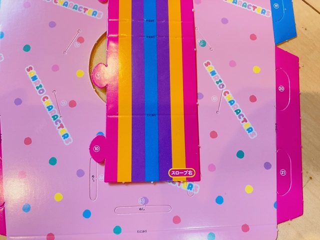 【げんき　2023年夏号付録「サンリオキャラクターズ　ころりんがちゃ」】台紙から部品を剥がす作業は子どもに任せても良さそうです