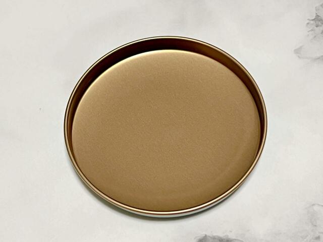 缶自体がアンティークゴールドで高級感も抜群