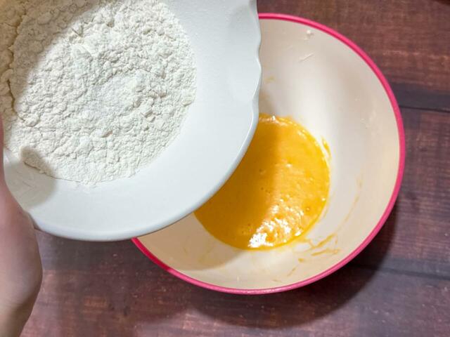 (1)に、ふるった粉類を入れます