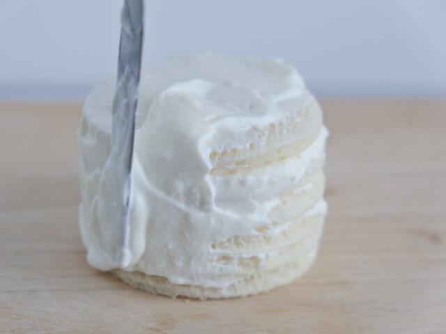 【スマッシュケーキの作り方：ヨーグルトを塗る】お好みの高さまでヨーグルトを塗り、食パンをのせるを繰り返します