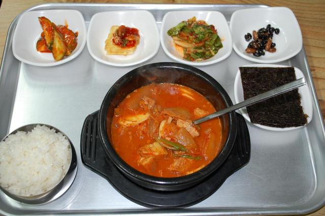 大衆食堂のキムチチゲ定食