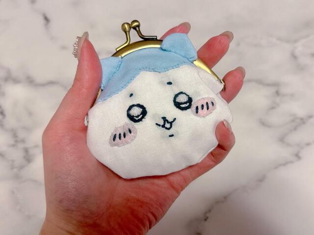 サイズは約縦10cm×横9cm。手のひらサイズのがまぐちです