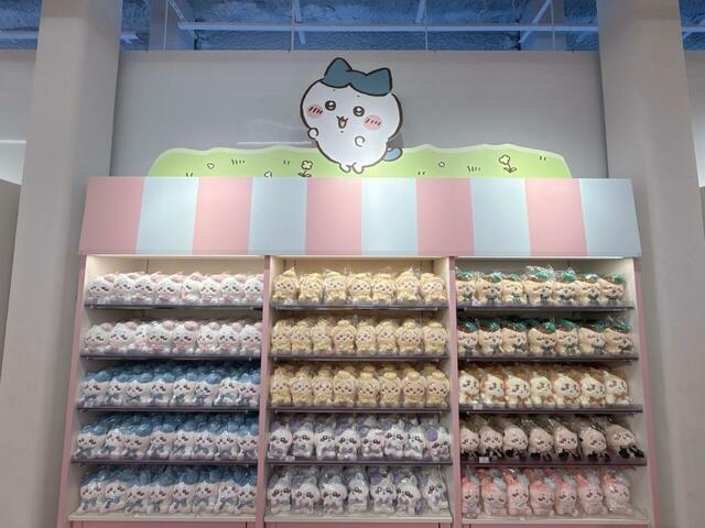 商品が飾られている棚の上部に注目！原っぱにいるちいかわたちが登場しています