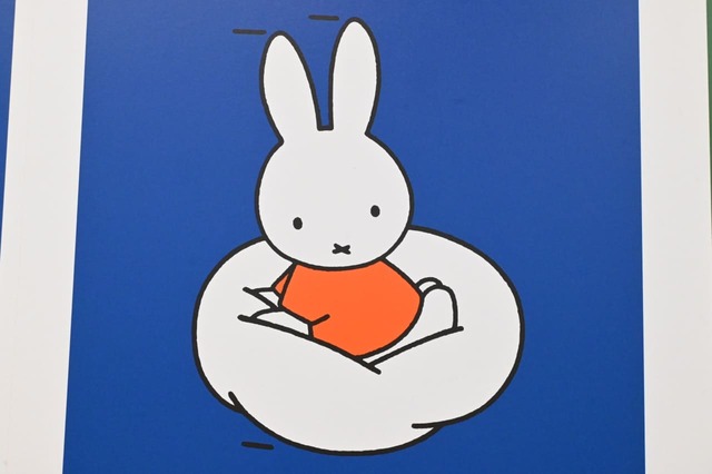 【誕生70周年記念 ミッフィー展(撮影許可エリア)】くもの上にのったミッフィーもファンにはおなじみのイラスト