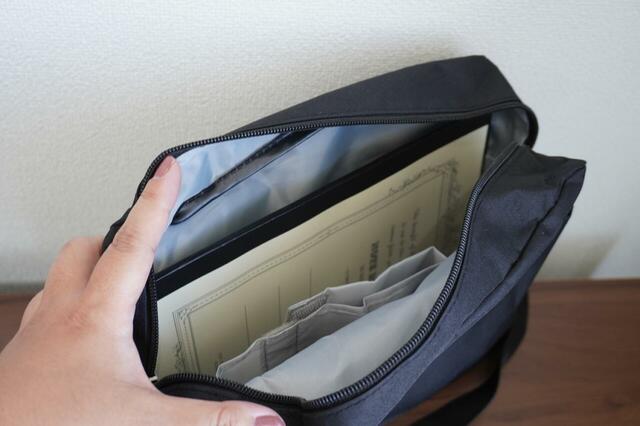 仕切りを折り畳めばB5サイズのノートも入る