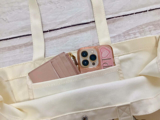 スマホとミニ財布を入れるのにぴったりなサイズ感