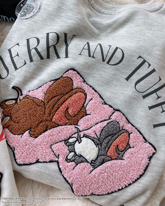 【AS KNOW AS plus トムとジェリースウェット】ふわふわの刺繍でデザインされています