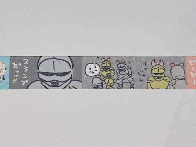 カニカチューシャをつける鎧さんたち。微笑ましいワンシーンです