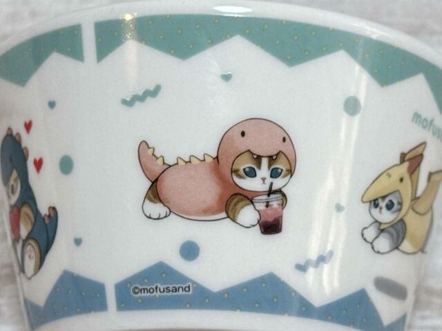 【ファミリーマート×mofusand／シリアルボウル＆白桃ゼリー】アイスコーヒーを飲んでくつろぐかいじゅうにゃん。この子は筆者イチオシです！