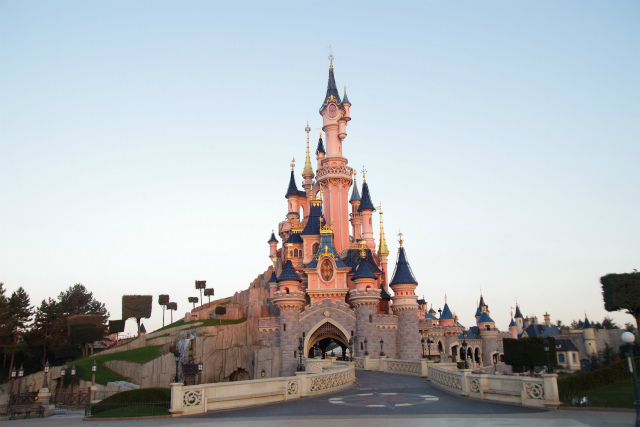 『眠れぬ森の美女』のピンク色のお城。でもその地下には、マレフィセントが変身したドラゴンが……