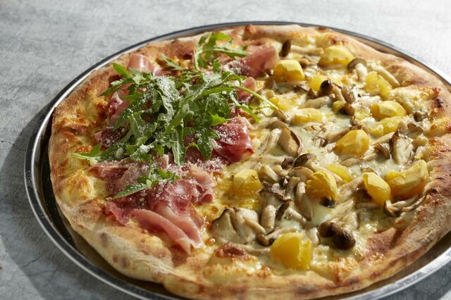 「ニューヨークスタイルピザ」＜価格：Piece 900円～ /Whole 4,200円～（税抜）＞【“多国籍料理”や“ニューヨークスタイルピザ”を食べながらスポーツ観戦できる「GARB Cheers OTEMACHI」オープン！】