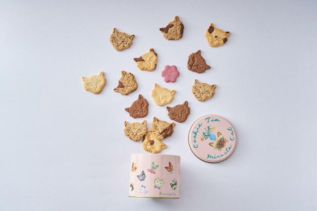 「Berry Miracle Cat Cookie Tin（神様のいたずらベリーネコクッキー缶）」＜税込価格：2,700円＞【『Fairycake Fair〈フェアリーケーキフェア〉の特別限定アイテム』