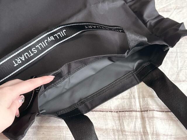 内側はPVC貼加工が施されています。ポケットなどはないシンプルな作り