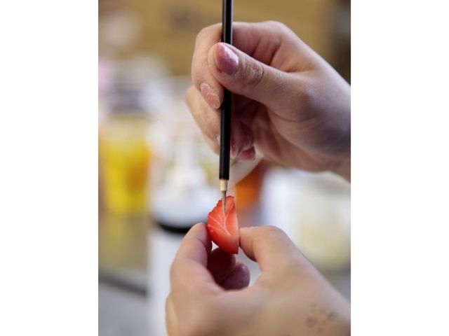 製作風景／繊細な食材の表情は面相筆で再現