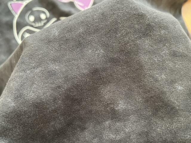 【クロミ＆マイメロディ UT グラフィックTシャツ DARK GRAY】生地感は少し薄めだけどダークグレーのクロミUTは透けなかった