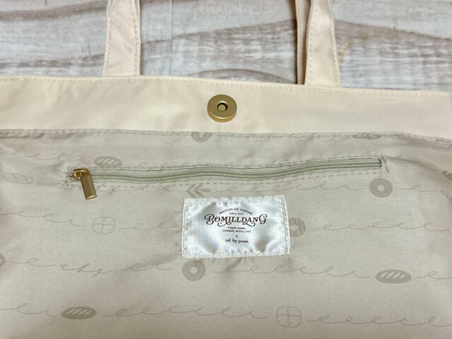 内側にはファスナーポケットが1つ