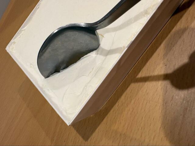 【ロピア 生クリーム好きの為の純白ケーキ】 スプーンですくうと滑らかでふんわりしたクリームが味わえます！