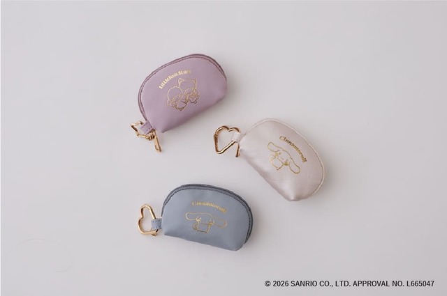 【grove】「箔押しチャームポーチ」2,480円／ころんとしたフォルムが愛らしい、ゴールドの箔型押しを施したミニサイズのシェル型ポーチチャーム