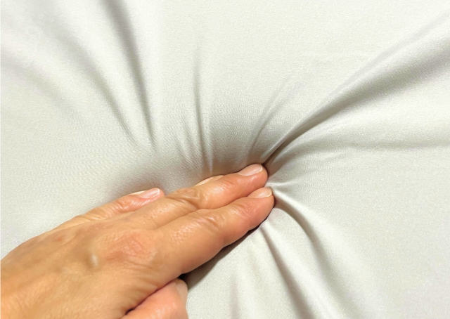 【カインズのカスタマイズペットベッド】柔らかい素材で体を面で支えるため、体圧分散ができるのが特徴の「低反発ウレタン」。パピーやシニア犬・シニア猫におすすめ