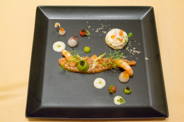 柚子の香るサーモンマリネとカリフラワーの軽いムース｜“クリスマス・ファンタジー”エンパイアディナー｜ディズニーアンバサダーホテル「エンパイア・グリル」