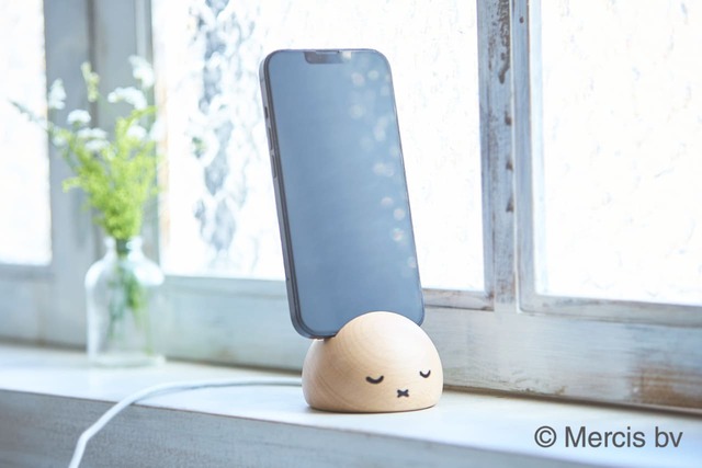 【ミッフィー スマホスタンドTYPEⅡ】充電ケーブルを挿したまま置くことが出来ます