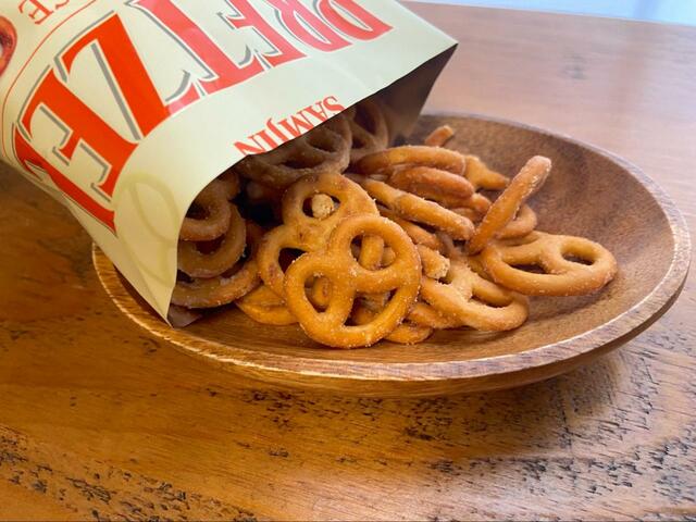 【ダイソー プレッツェル チェダーチーズ味】こんがりプレッツェルがたくさん入っています