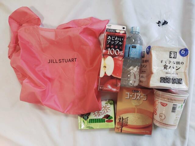 食パン、カップラーメン、ジュースなどたっぷり入る