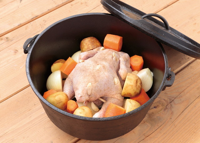 WILD COOKING GARDEN さがみ湖リゾート プレジャーフォレスト（神奈川／相模原）　鉄板焼のほかに“魔法の鉄鍋”ことダッチオーブンを使ったメニューもある。アウトドアならではの料理が充実！