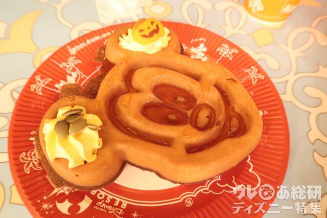 ミッキーワッフル、パンプキンホイップとメイプルソース付き 800円